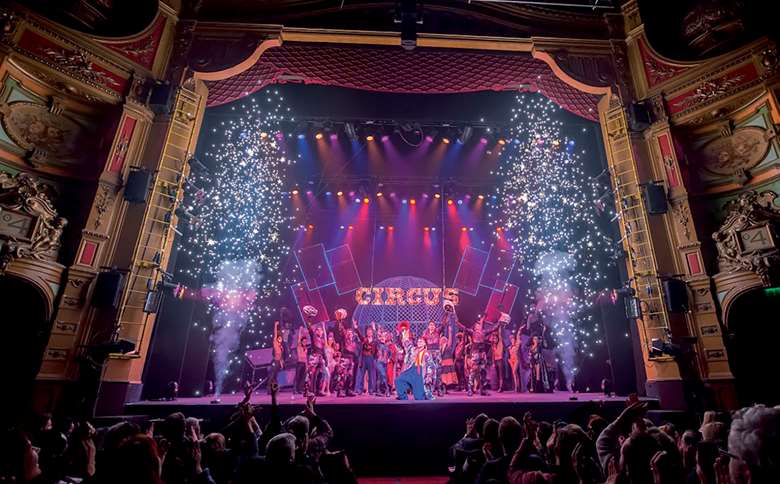 Cirque Berserk! in performance 